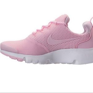 Nike women’s shoes size 5 used once :)